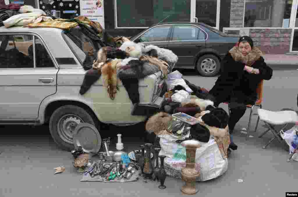 Вірменка продає товари на вулиці Єревана, 19 лютого 2013 року