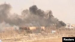 Дым от горящих зданий в Жанаозене. 16 декабря 2011 года.  