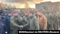 Լեհաստանի վարչապետ Մատեուշ Մորավեցկին և պաշտպանության նախարար Մարիուշ Բլաշչակը Բրուժի-Կուժնիցա սահմանակետում, 8-ը նոյեմբերի, 2021թ․