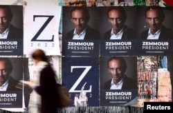Жінка проходить повз плакати на підтримку Еріка Земмура, ймовірного кандидата на президентські вибори у Франції в квітні 2022 року. Париж, 13 жовтня 2021 року