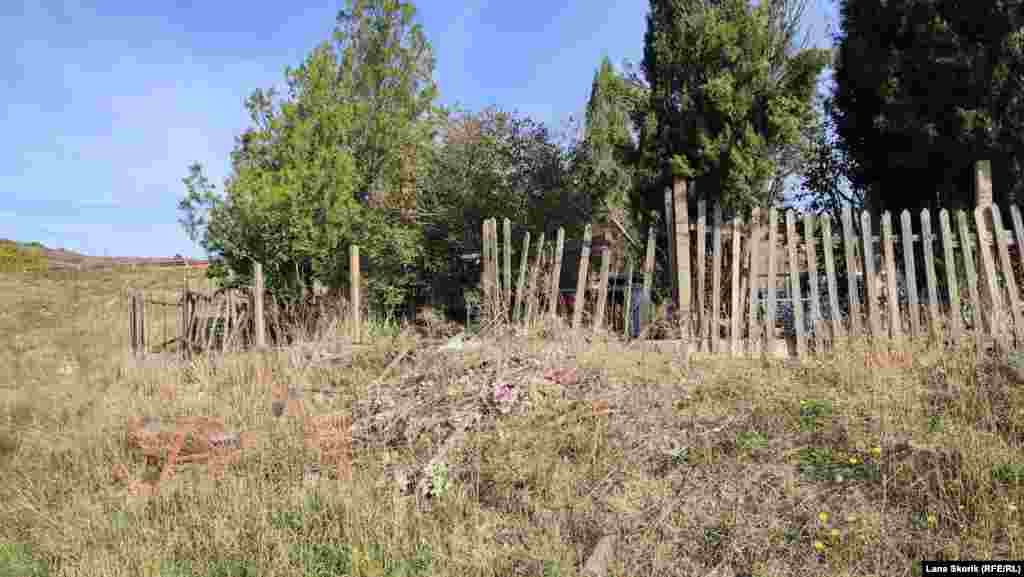 З тильного боку цвинтар обгороджений штахетником, в якому зяють дірки