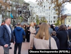 Скульптурна композиція у «сквері мислителів» на честь дружніх відносин поміж Україною, Казахстаном та Азербайджаном