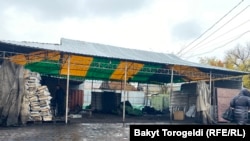 Бишкектин Гагарин көчөсүндө жайгашкан көмүр саткан жер. 22-октябрь, 2021-жыл.
