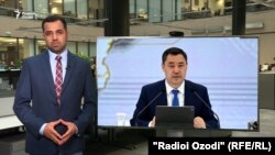 Мӯъмин Аҳмадӣ, хабарнигори Радиои Озодӣ ҳангоми тақдими барномаи "Озодӣ Онлайн"
