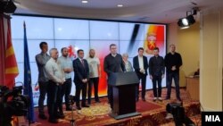 Христиан Мицкоски баштаган ВМРО-ДПМНЕ партиясынын өкүлдөрү шайлоодон кийинки маалымат жыйынында. 