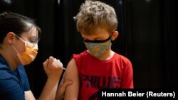 Торік у жовтні МОЗ рекомендувало щепити дітей від 12 років від коронавірусної хвороби вакциною Comirnaty від Pfizer-BioNTech 