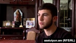 Կարեն Մանուկյանը սկզբում Ջաբրայիլում էր, հոկտեմբերի 5-ից՝ Հադրութում. հենց այստեղ էլ երկու ոտքից վիրավորվեց ու գերեվարվեց: