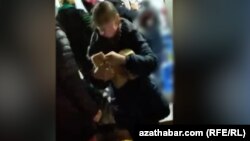 Кадр из видео, сделанного в очереди за хлебом в госмагазине. Ашхабад, ноябрь, 2021