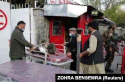 Перевезення до лікарні хлопчика, пораненого внаслідок вибуху, Кабул, Афганістан, 2 листопада 2021 року