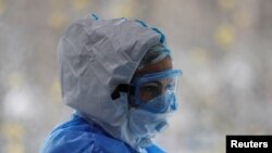 Коронавирус жуктуруп алган бейтаптарды караган Москва шаарынын дарыгери.