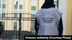 Cenübiy okrugınıñ arbiy mahkemesinde Bağçasaraydaki “Hizb ut-Tahrir davası” baqılğanda qırımtatarlarnıñ narazılıq aktsiyası. Rusiye, Rostov-na-Donu, 2021 senesi oktâbr ayı 