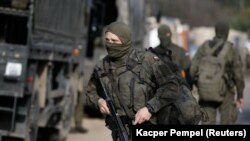 Польські військові допомагають контролювати кордон з Білоруссю. На ньому, з боку Білорусі, сконцентрувалася значна кількість нелегальних мігрантів, яких впустили у Білорусь і допомогли дістатися кордону з Польщею. 