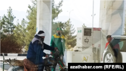 Awtoulaglar üçin ýangyç satýan beket. Türkmenistan (illýustrasiýa suraty) 