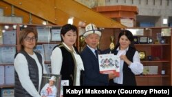 Кабыл Макешов китебинин бет ачарында. 2021-жылдын 11-октябры.