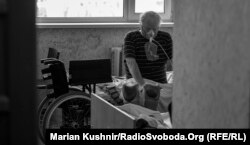 Найважчі хворі ті, у кого є супутні хвороби: цукровий діабет, ожиріння й інші хвороби. Завідувачка гастроентерологічним відділенням Інна Тичина каже, що більшість пацієнтів – не вакциновані. «90% без вакцини потрапляють у лікарню», – зазначає вона.