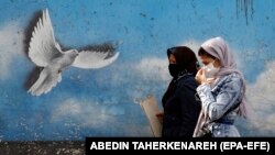 دو زن رهگذر در خیابان‌های تهران