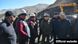 Акылбек Жапаров Кара-Кече көмүр кененинин иши менен таанышты. 