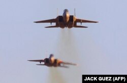 دو فروند هواپیمای اف-۱۵ اسرائیل بر فراز پایگاه هوایی هاتزریم