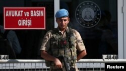Стамбулдун жанындагы түрмөнү кайтарып турган түрк аскери. Түркия. 24-июнь, 2019-жыл. 