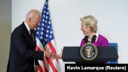 Прэзыдэнт ЗША Джо Байдэн і кіраўніца Эўракамісіі Ўрсуля фон дэр Ляен. Рым, 31 кастрычніка 2021 г. 