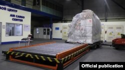 Орусиядан алынып келинген “Спутник Лайт” вакцинасы  “Манас” эл аралык аэропортунан кыргыз тарапка өткөрүлүп берилди. 