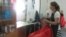 В парикмахерской поселка Жанакорган Кызылординской области. 18 июня 2014 года.
