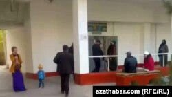 Люди ждут открытия аптеки. Ашхабад, ноябрь 2021 г. (Фото из архива). 