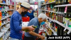 Իսրայելի խանութներում այցելուները և աշխատակիցները պահպանում են կորոնավիրուսի դեմ պայքարի կանոնները, Բնայ Բրեկ, 7 հունվարի, 2022թ.