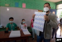 گرسون گاسپاریان، نامزد حزب ائتلاف برای جمهوری در انتخابات اخیر نیکاراگوئه در یکی از شعب اخذ رأی در هفتم نوامبر