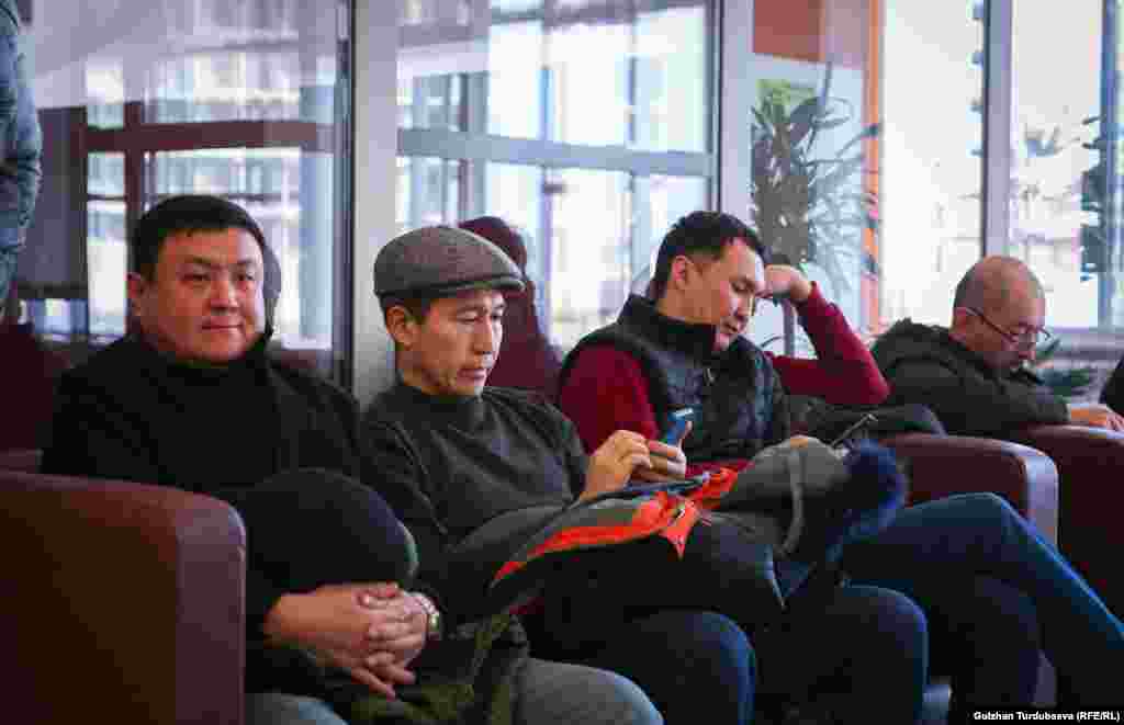 Мелдешке жеткинчектерди ата-энелери алып келишти. Шахмат оюну кээде 4-5 саатка созулуп, ата-энелер балдарын оюн бүткөнчө күтүп отурушту.