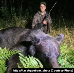 Паляўнічы Дзяніс Клімец з забітым на паляваньні мядзьведзем