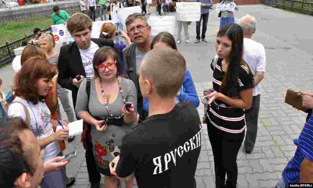 &ldquo;Я русский&rdquo; дип язылган футболка киюче яшь егетнең сүзләренчә, Pussy Riot төркеме &ndash; урыс халкының дошманы булып тора. &ldquo;Без мондый чараларга каршы&rdquo;, дип белдерде Михаил Шаров.