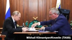 ՌԴ նախագահ Վլադիմիր Պուտինը և «Ռոսկոսմոս» պետական կորպորացիայի ղեկավար Դմիտրի Ռոգոզինը, Կրեմլ, Մոսկվա, 1 օգոստոսի, 2019թ. 