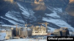 строящийся комплекс в Гусаре                                                       