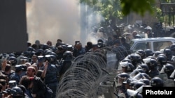 Armenia - Opposition protesters clash with riot police in Yerevan, 16 April 2018.