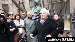 Москвадагы Айтматовдун эстелигин ачуу аземинде. 24-октябрь, 2013-жыл