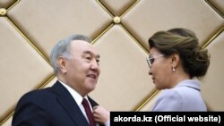 Нурсултан Назарбаев кызы Дарига Назарбаева менен.