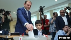 Երևանի գործող քաղաքապետ, իշխող ՀՀԿ ցուցակը գլխավորող Տարոն Մարգարյանը քվեարկում է մայիսի 14-ին կայացած ընտրություններում