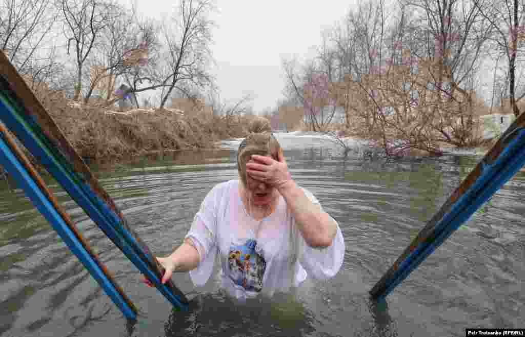 Жінка купається в ополонці біля села Космос у Казахстані