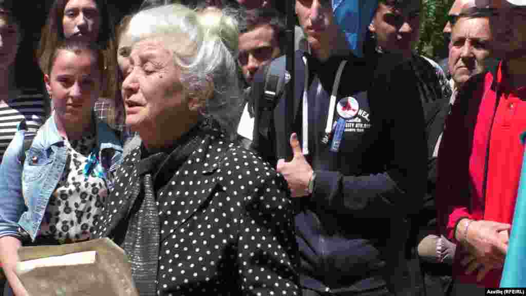 Матәм чарасында укытучы Алие Велиуллаева шигырь укый