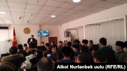 Өкүм окулуп жаткан кез. 