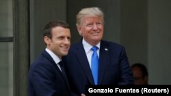 Емманюель Макрон (Л) і Дональд Трамп, Париж, 13 липня 2017 року 