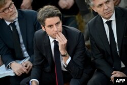 Габріель Атталь (в цетрі), прем'єр-міністр Франції, наймолодший чинний державний лідер у світі