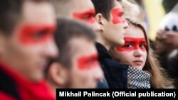 Учасники віча «Зупинимо капітуляцію!» із червоною лінією на обличчях. Київ, майдан Незалежності, 6 жовтня 2019 року