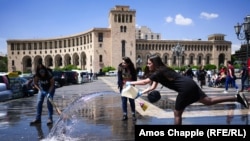 Республика аянтын тазалап жүргөн жаштар. 3-май, 2018-май.