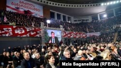 5 октября 2016 года. Сторонники «Нацдвижения» слушают обращение Михаила Саакашвили перед выборами