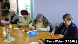 Пенсионерки шьют игрушки в детском саду для пожилых «Я не одинок».  Темиртау, 27 января 2016 года. 