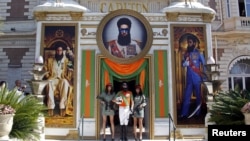 Британский актер Саша Барон Коэн позирует в образе своего героя в Каннах. 16 мая 2012 года.