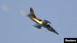 یک جنگنده ارتش سوریه در حال بمباران مناطقی در اطراف حلب