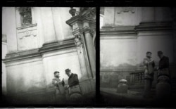 Двоє чоловіків спілкуються біля входу до однієї з празьких церков